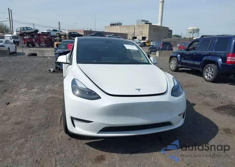 2023 Tesla Model Y Awd/Long Range Dual Motor All-Wheel Drive z USA, uszkodzony, nr VIN 7SAYGAEEXPF759410